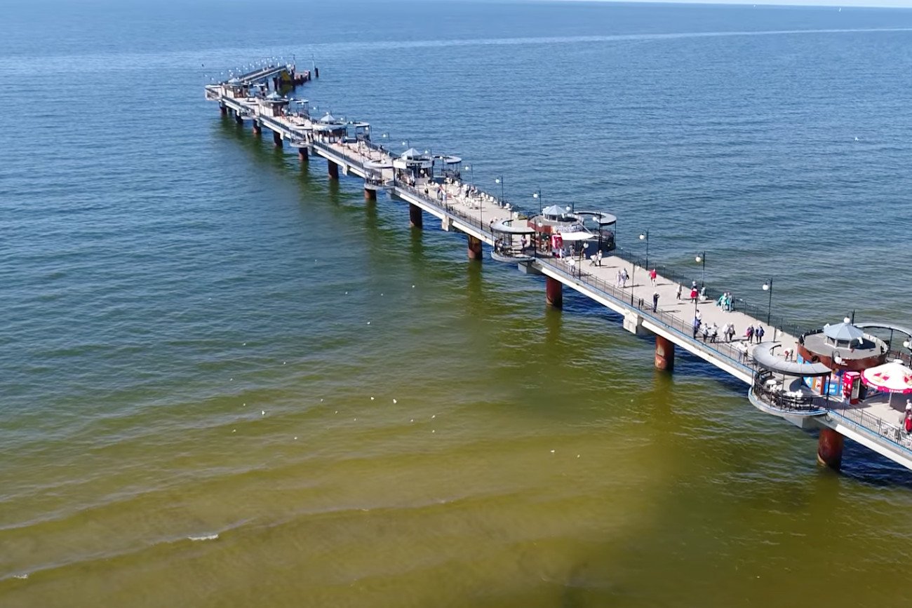 Mężczyzna skoczył do Bałtyku z mola w Międzyzdrojach. Na pomoc ruszył m.in. burmistrz miasta.
