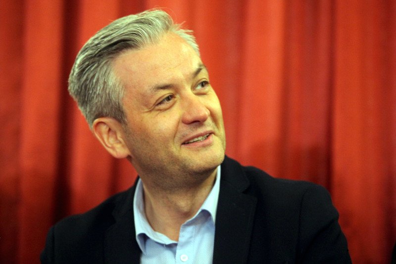 Robert Biedroń urzęduje na codzień w Słupsku, ale posiada na własność mieszkanie w Warszawie i Gdyni.