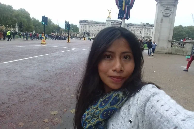 Yalitza mówiła mediom, że jest niezwykle szczęśliwa, że dzięki filmowi może tyle podróżować, ponieważ zawsze o tym marzyła