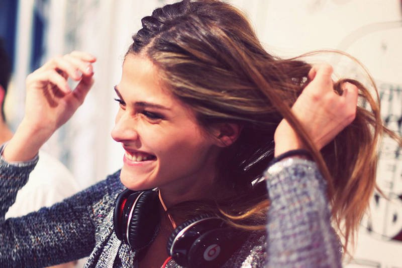 Uśmiech odmładza, niezależnie od tego ile mamy lat. Makijaż? Niekoniecznie