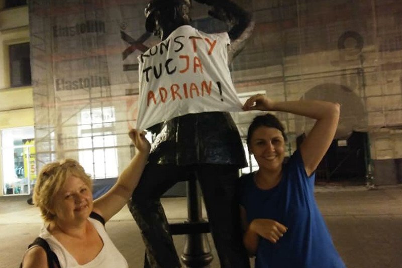 Katarzyna Knapik (po prawej) razem ze znajomymi ubrała w Łodzi w koszulki z "konstytucją" 9 pomników w tym pomnik Misia Uszatka