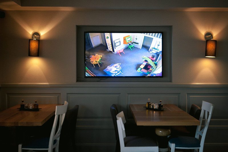 Dziecko załatwiło się w kawiarni, a matka mu pogratulowała. Ekspert savoir vivre: Nie można robić z życia toalety