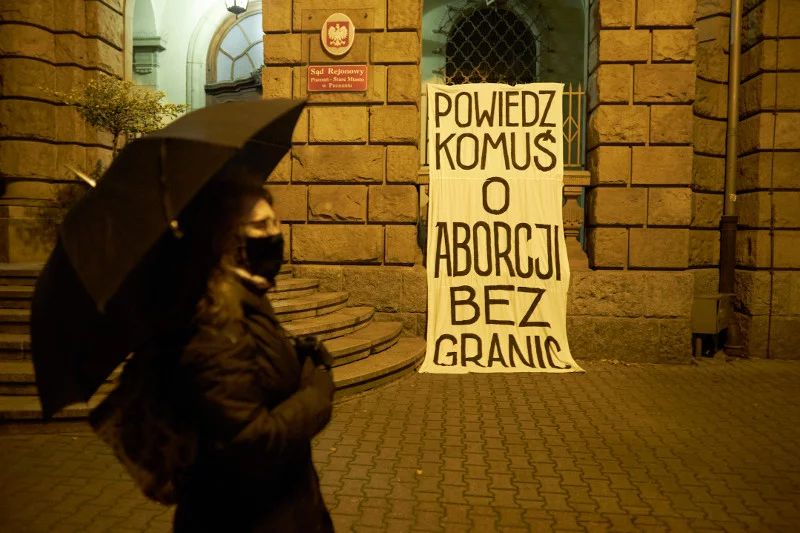 Obowiązująca jeszcze ustawa daje prawo do przerwania ciąży w trzech sytuacjach: gdy ciąża jest ciężko uszkodzona, gdy powstała w wyniku gwałtu lub gdy zagraża zdrowiu i życiu kobiety.
