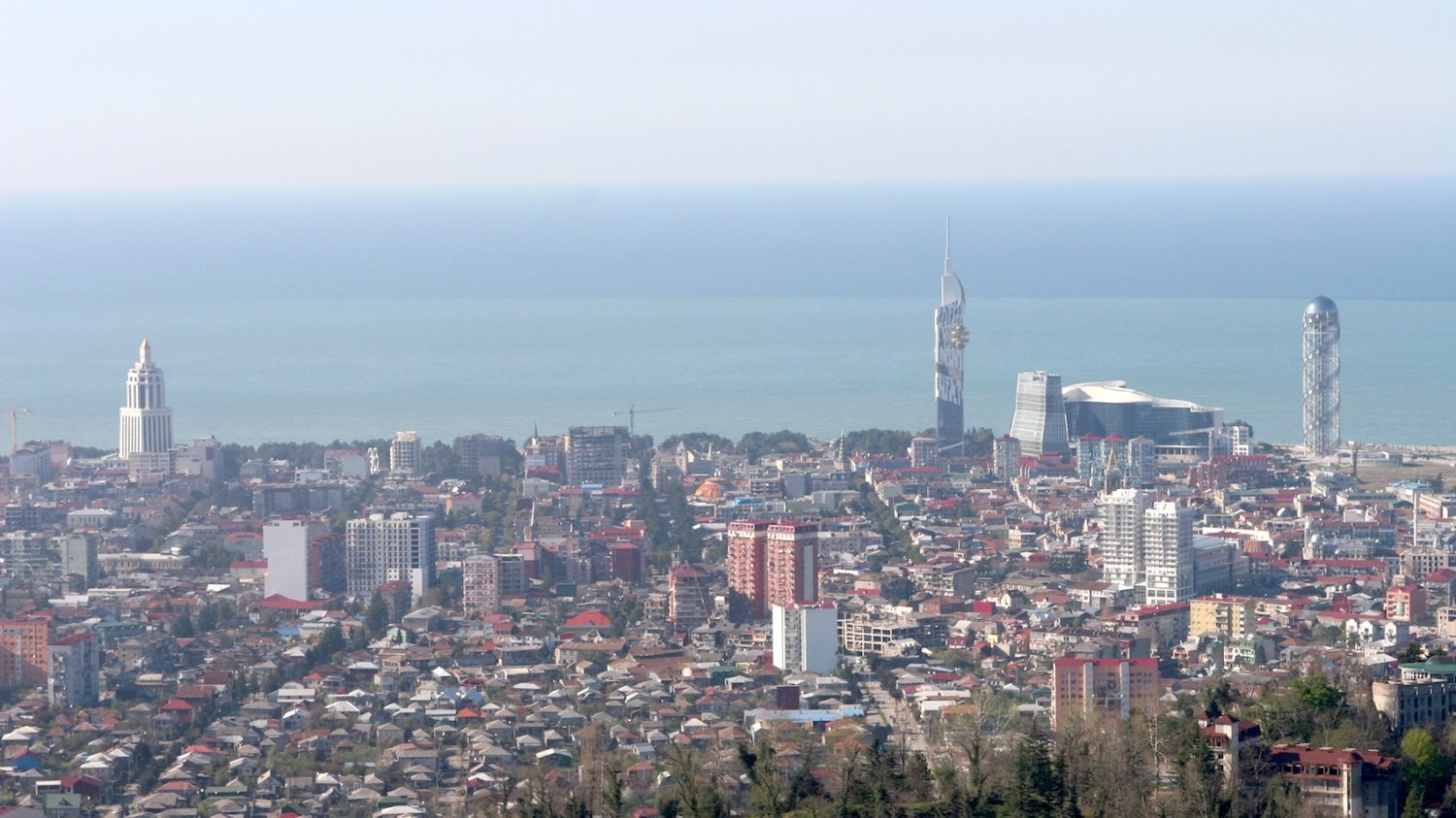 Widok na Batumi, najbardziej nowoczesny czarnomorski kurort na wybrzeżu Gruzji.