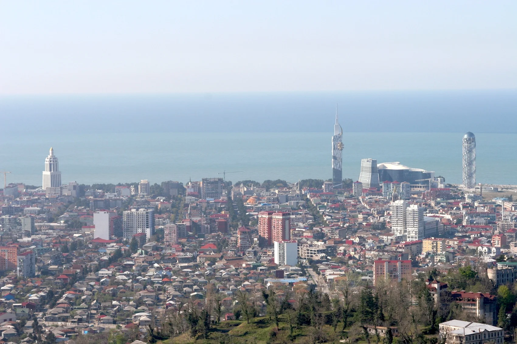 Widok na Batumi, najbardziej nowoczesny czarnomorski kurort na wybrzeżu Gruzji.