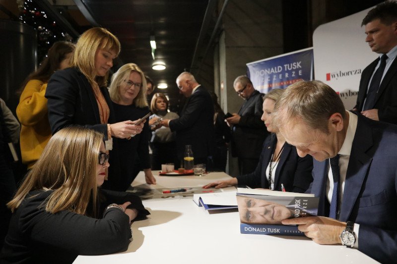 Trzeba było odstać swoje po podpis Donalda Tuska.