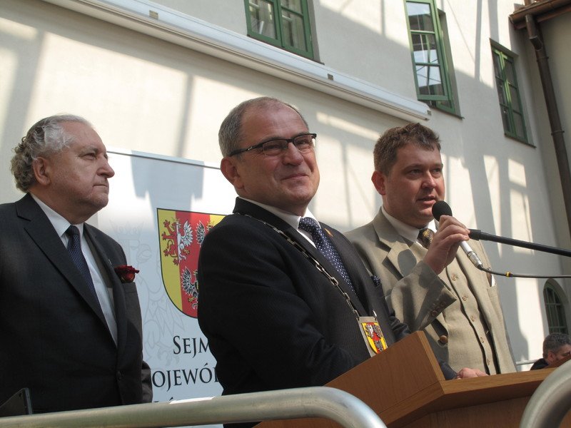Walka o mikrofon. Od lewej: prof. Andrzej Rzepliński, Marek Mazur, przew. Sejmiku Województwa Łódzkiego, radny Michał Król (PiS)