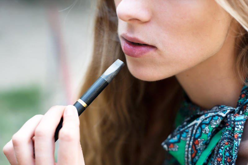 E-papierosy jednak szkodzą. WHO ostrzega: palenie w pomieszczeniu powinno być zabronione