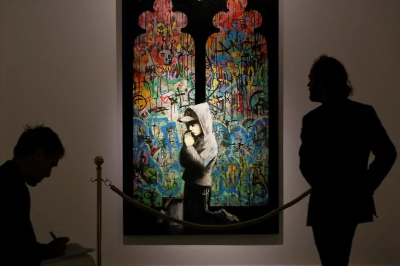 Jedno z dzieł Banksy'ego wystawionych w rzymskim muzeum. Artysta jest znany z twórczości, w której przemyca krytykę brytyjskiego establishmentu