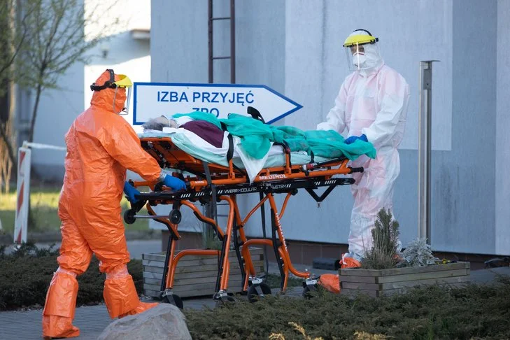91-latka czekała aż trzy godziny na przyjęcie do szpitala w Ostrowcu Świętokrzyskim. Skończyło się tragicznie.