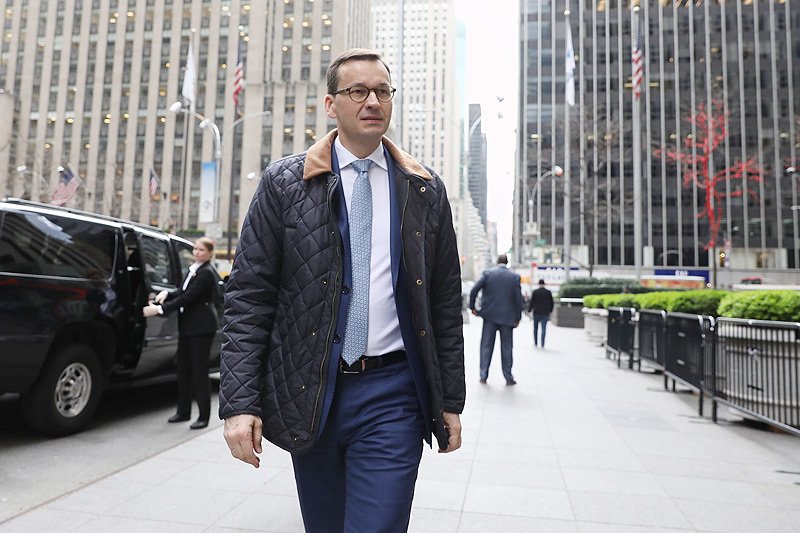 Mateusz Morawiecki samotny na zdjęciu w Nowym Jorku.