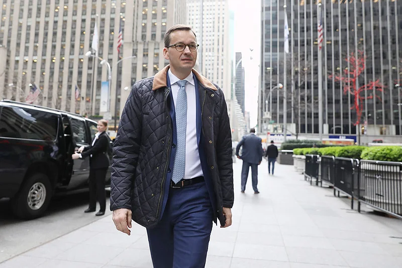 Mateusz Morawiecki samotny na zdjęciu w Nowym Jorku.
