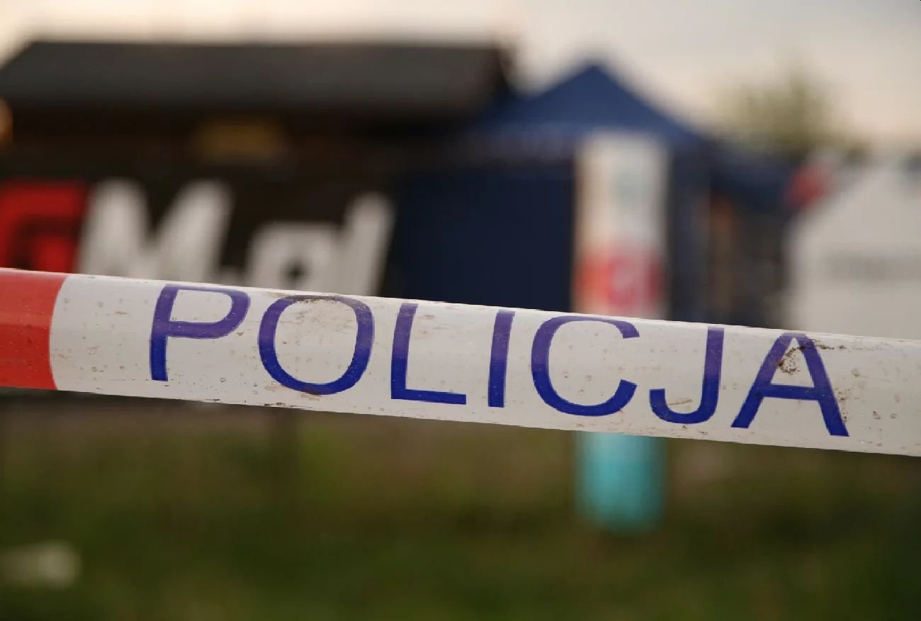 Do tragedii doszło przed dyskontem w Szamotułach. Osunęła się ziemia, nie żyje 65-latek.