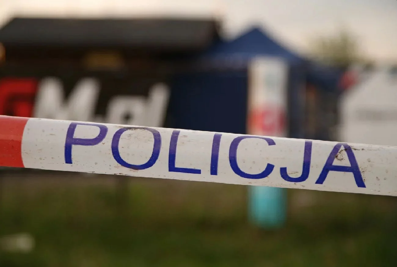 Do tragedii doszło przed dyskontem w Szamotułach. Osunęła się ziemia, nie żyje 65-latek.