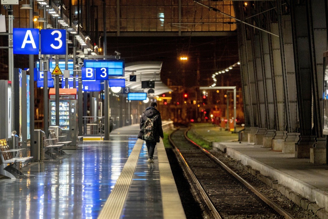 Pasażer na pustym peronie w Niemczech