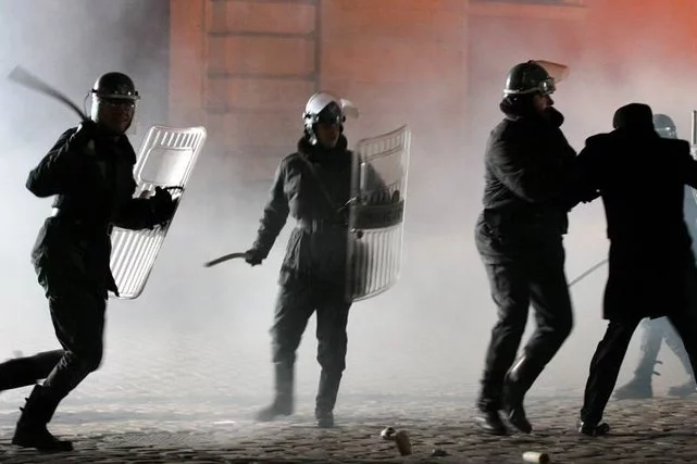 Inscenizacja starć zwolenników "Solidarności" z Milicją Obywatelską na Placu Zamkowym w Warszawie
