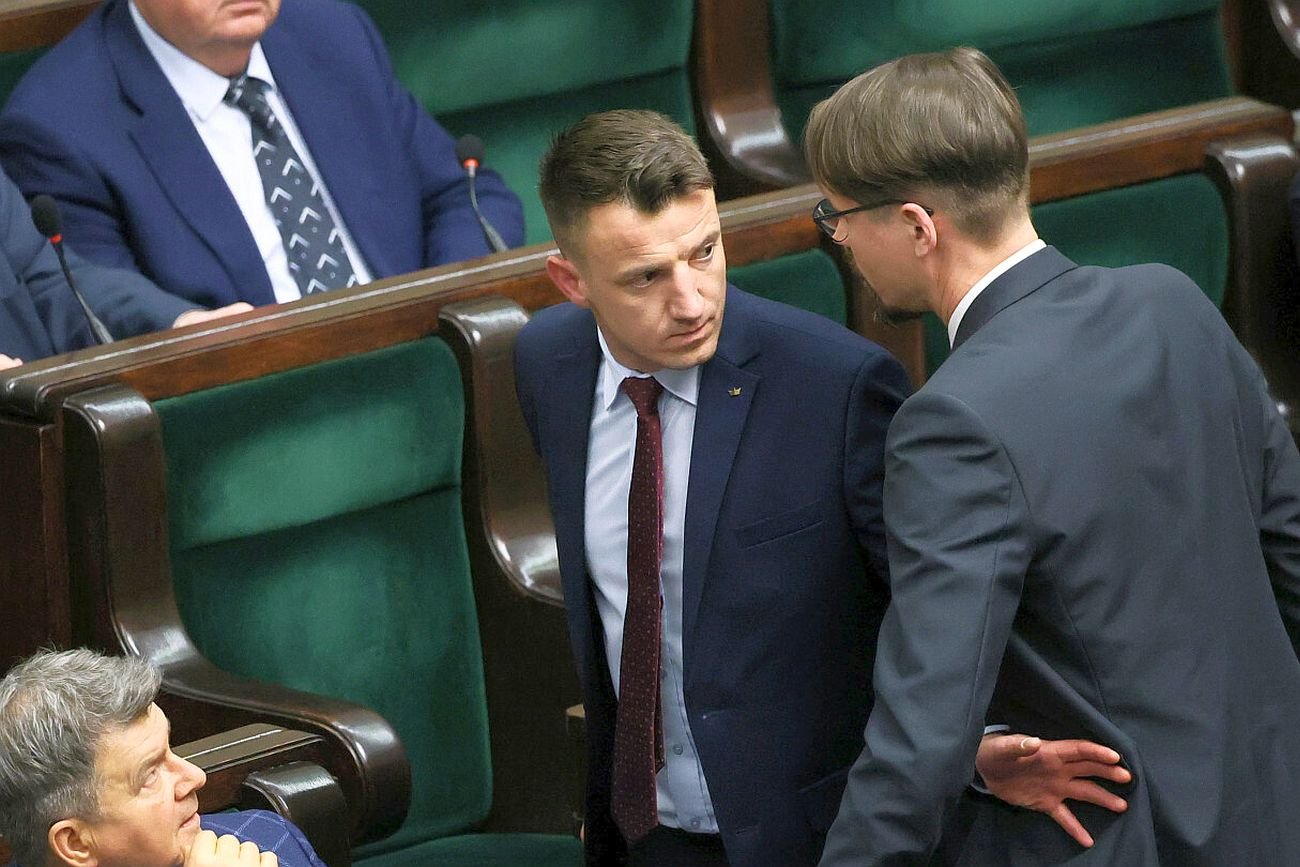 Marszałek Szymon Hołownia wyprosił z obrad Sejmu Ryszarda Wilka, posła Konfederacji. Ten chwiejnym krokiem opuścił salę plenarną