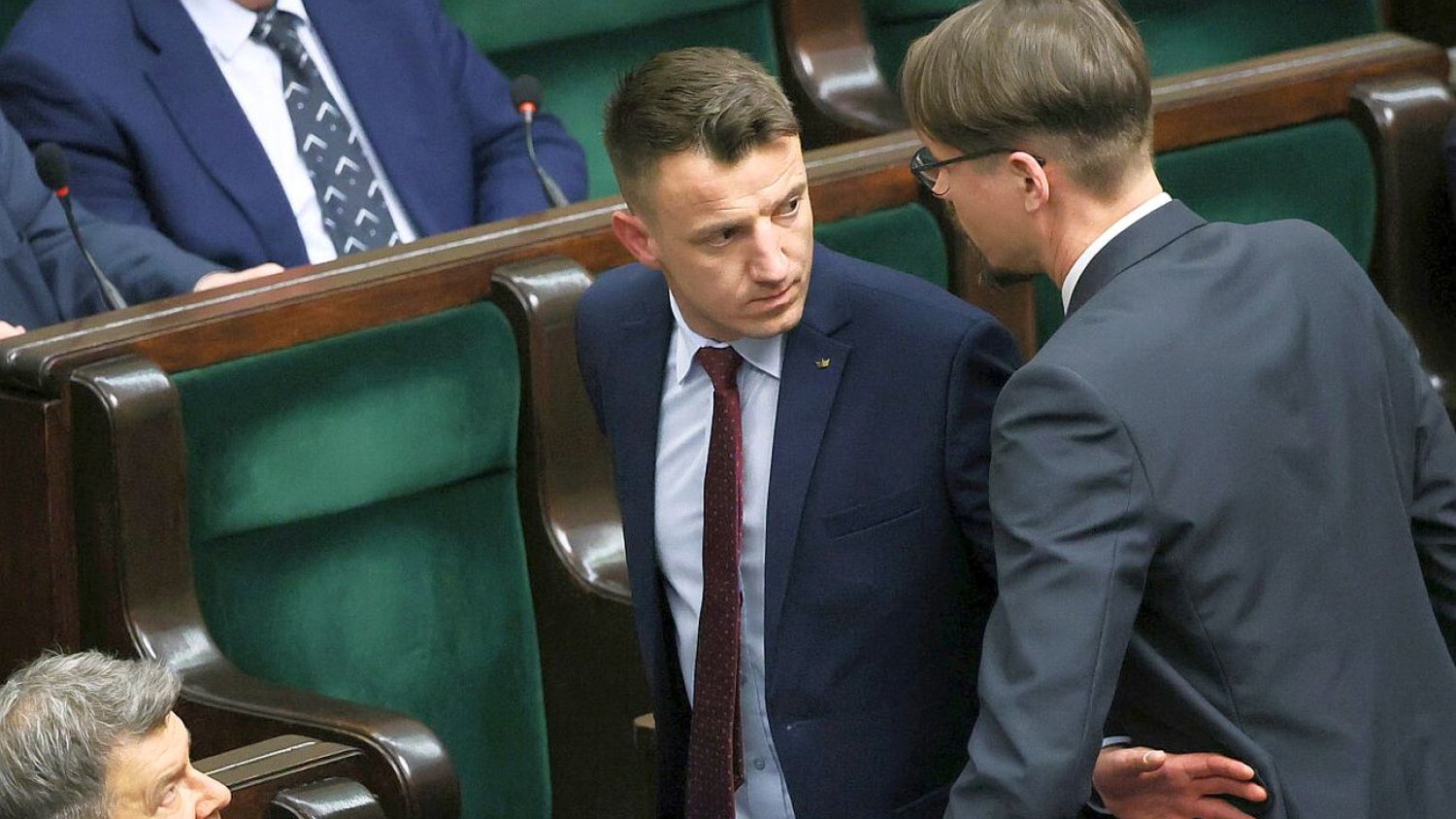 Marszałek Szymon Hołownia wyprosił z obrad Sejmu Ryszarda Wilka, posła Konfederacji. Ten chwiejnym krokiem opuścił salę plenarną Marszałek Szymon Hołownia wyprosił z obrad Sejmu Ryszarda Wilka, posła Konfederacji. Ten chwiejnym krokiem opuścił salę plenarną