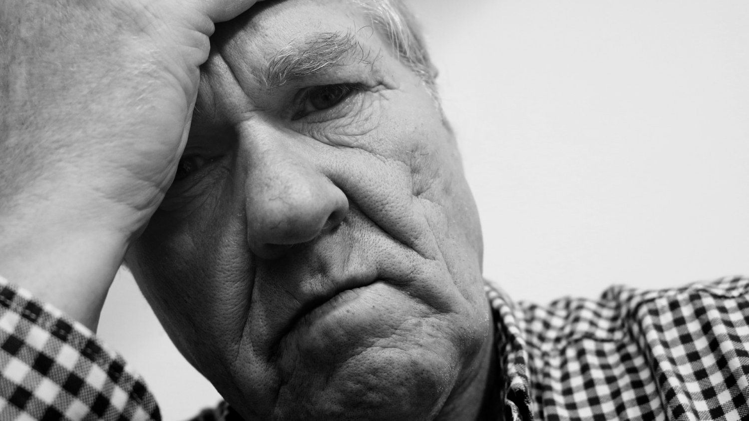 U jak utrudniona mowa, D jak dłoń opadnięta, A jak asymetria ust i R - rozmazane widzenie to zestawienie najczęściej występujących objawów udaru mózgu