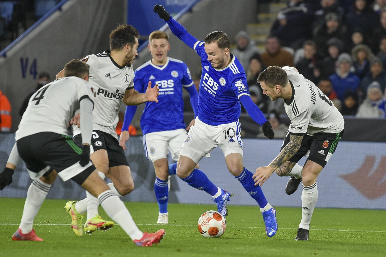 James Maddison w "tańcu" między obrońcami Legii Warszawa tuż przed zdobyciem drugiego gola dla Leicester City.