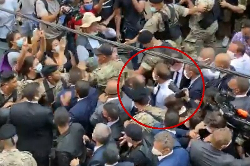 Prezydent Francji Emmanuel Macron przyjechał na miejsce wybuchu do Bejrutu.