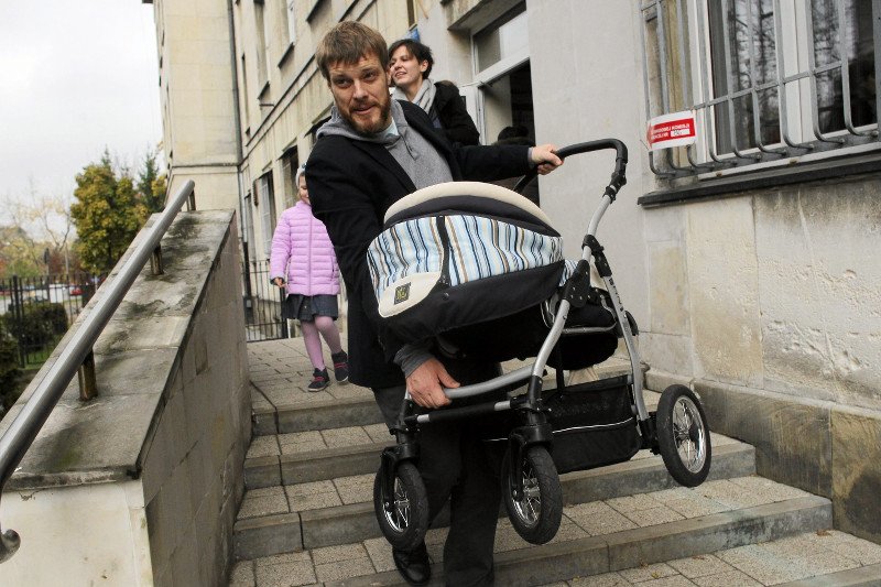 Dziś rząd zajmie się programem 500+. Zandberg: Znaczna część rodzin w kiepskiej sytuacji jest z niego wykluczona