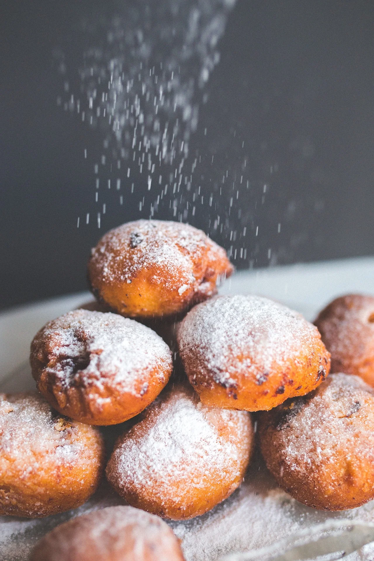 Fritule — małe chorwackie pączki z rodzynkami i rumem