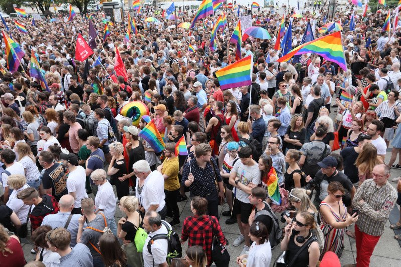 W Warszawie setki osób przyszło wyrazić sprzeciw wobec tego, co stało się tydzień wcześniej na "Marszu Równości" w Białymstoku.