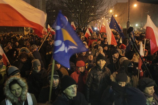 16 grudnia rozpoczęła się demonstracja pod Sejmem w obronie wolnych mediów. Wcześniej Polacy już byli niezadowoleni z sytuacji w kraju.
