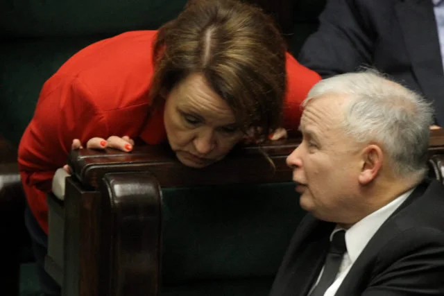 W proteście przeciwko likwidacji gimnazjów rodzice sięgają po wynalazek PiS-u - miesięcznice (na zdjęciu minister edukacji Anna Zalewska i poseł Jarosław Kaczyński).