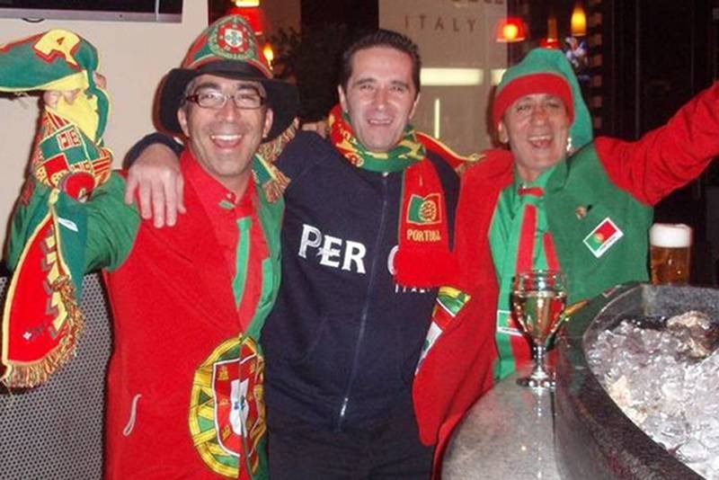 Jorge Franco (pierwszy z lewej) i Carlos Silva (pierwszy z prawej) zaprzeczają zdaniu, że prawdziwych kibiców już nie ma