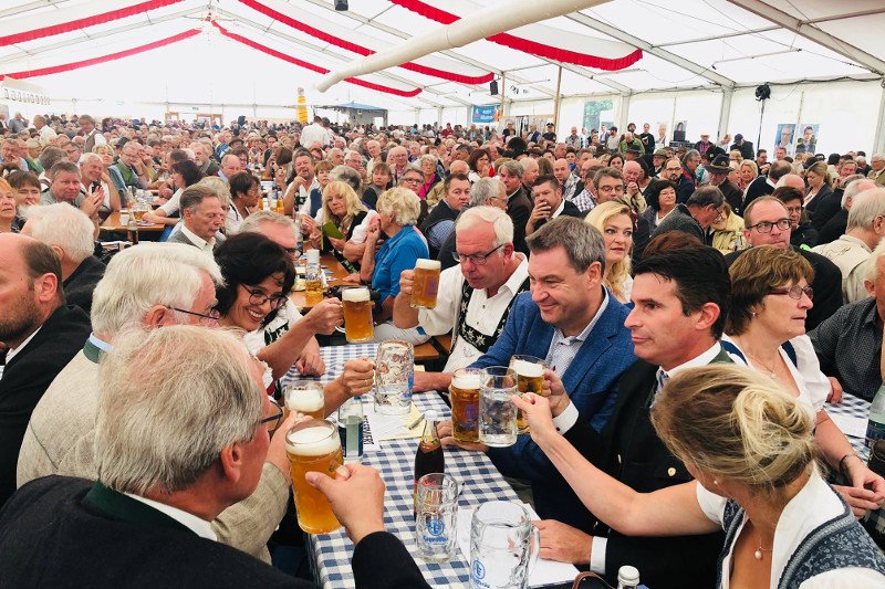 Markus Söder, premier Bawarii (trzeci z prawej) – jego partia CSU nigdy nie miała tak niskich notowań.