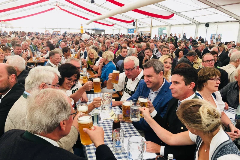 Markus Söder, premier Bawarii (trzeci z prawej) – jego partia CSU nigdy nie miała tak niskich notowań.
