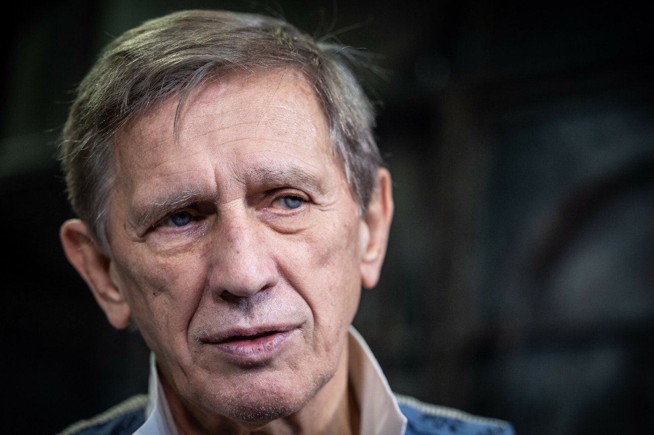 Jan Englert miał lecieć do Smoleńska, ale w ostatniej chwili zrezygnował.