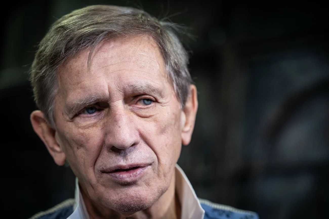 Jan Englert miał lecieć do Smoleńska, ale w ostatniej chwili zrezygnował.