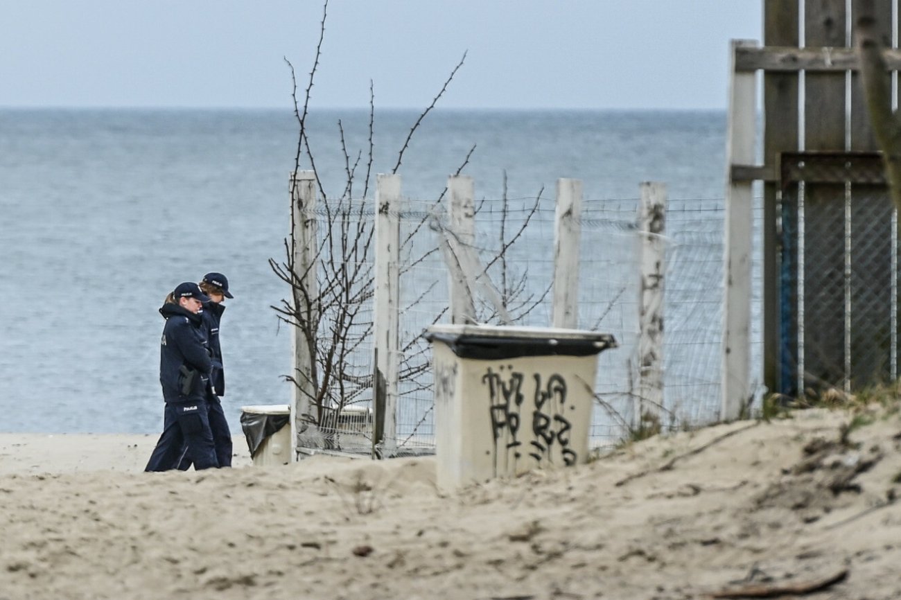 Policja publikuje zdjęcia tatuażu denata. Znaleziono go na plaży w Kuźnicy