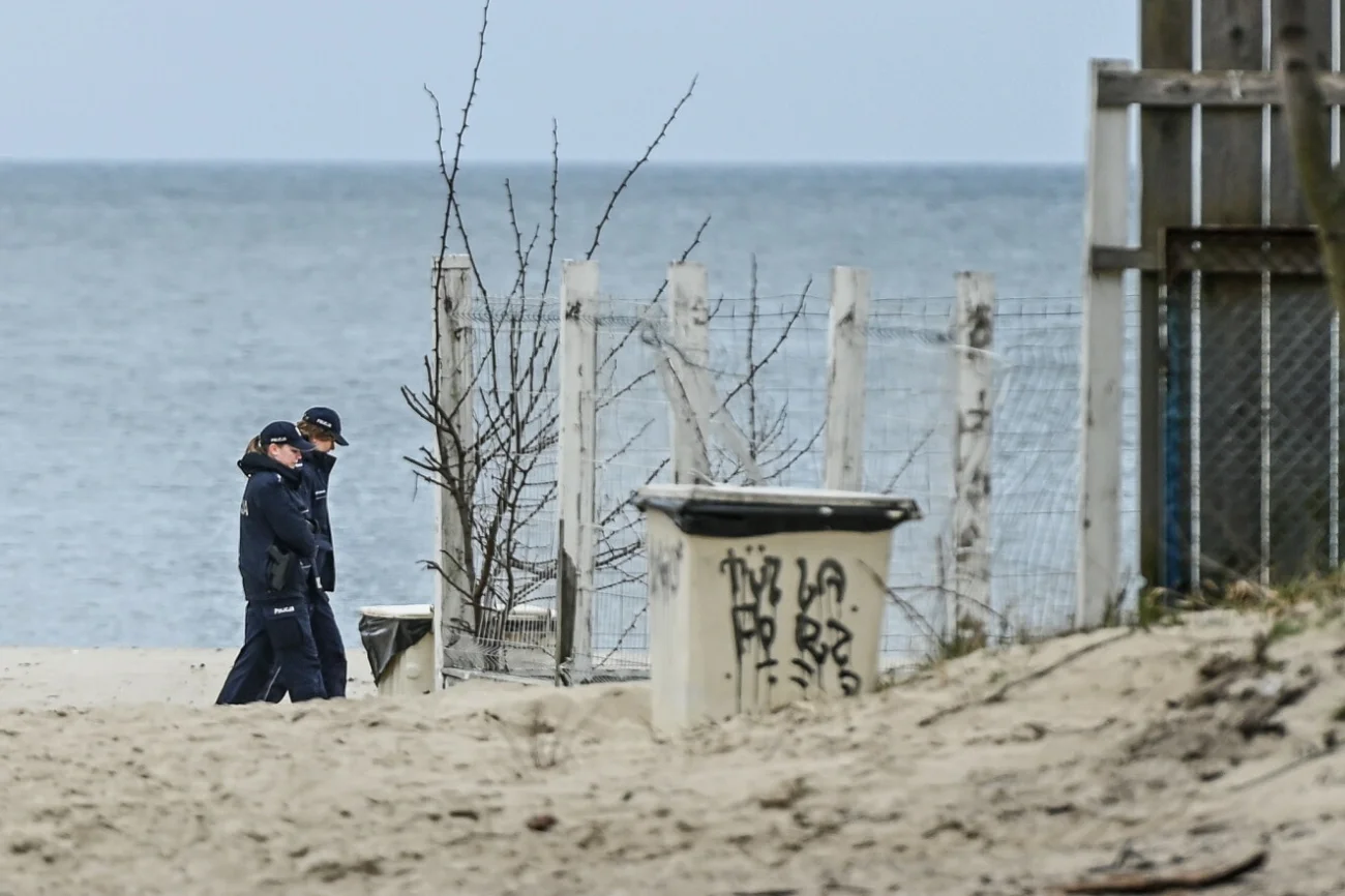 Policja publikuje zdjęcia tatuażu denata. Znaleziono go na plaży w Kuźnicy