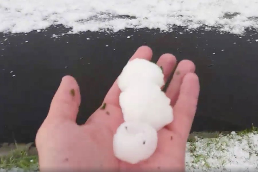 Grad miał wielkość piłeczek od ping-ponga, co dokumentowali internauci na Facebooku.