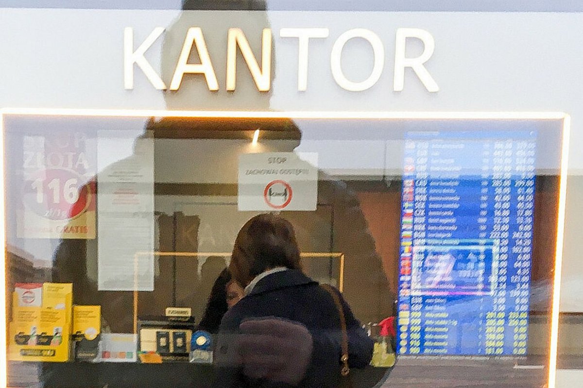 Kursy walut znów wariują. Po tyle są dziś dolar, frank i euro