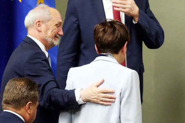 Minister Antoni Macierewicz tuż po tym, jak Beata Szydło, premier rządu PiS, obroniła go przed wotum nieufności.