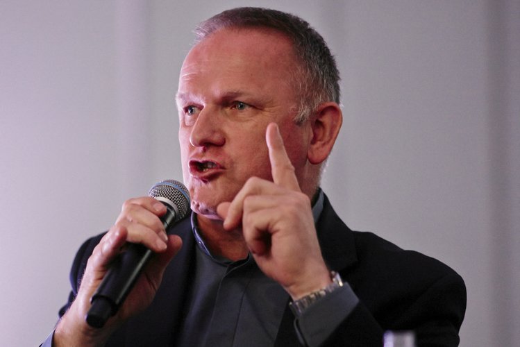 Ks. Wojciech Lemański wywołał burzę zdjęciem opłatka z napisem "Konstytucja".