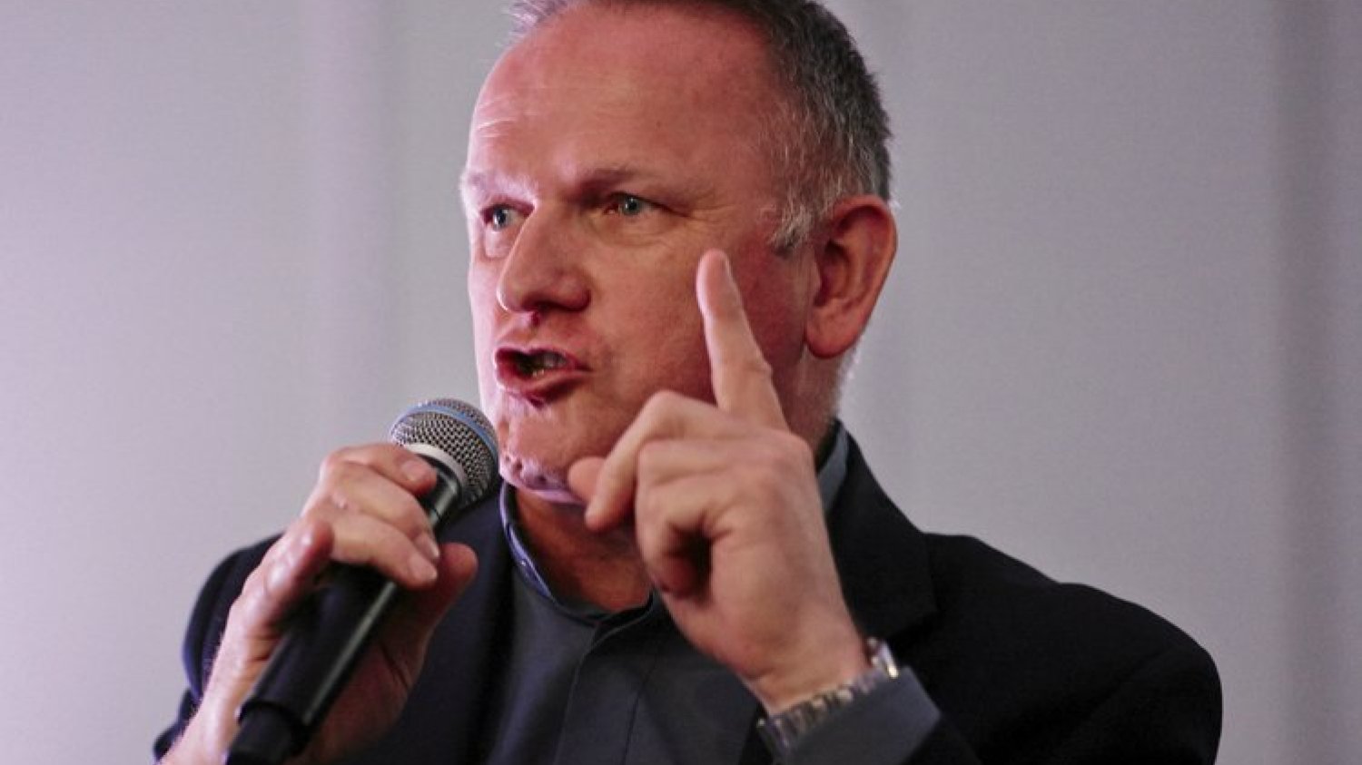 Ks. Wojciech Lemański wywołał burzę zdjęciem opłatka z napisem "Konstytucja".