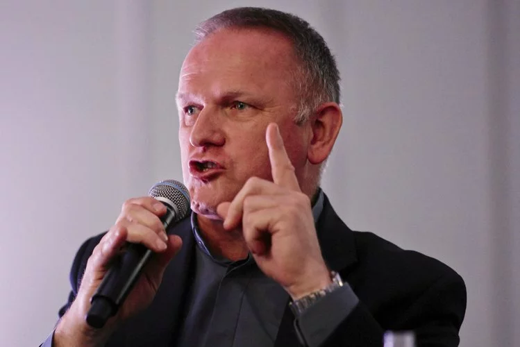 Ks. Wojciech Lemański wywołał burzę zdjęciem opłatka z napisem "Konstytucja".