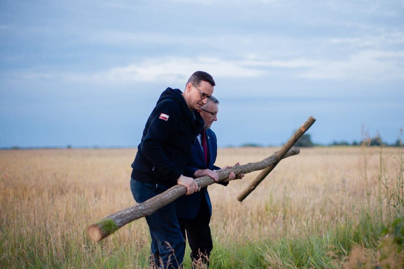 Premier z niezapowiedzianą wizytą w Ukrainie. Oddał hołd ofiarom Rzezi Wołyńskiej