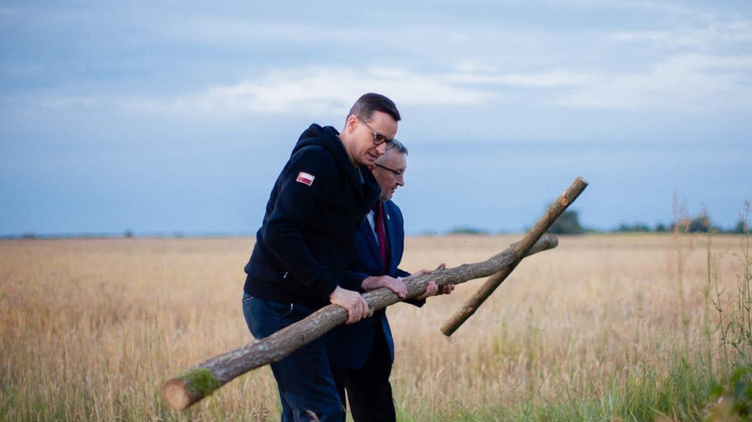 Premier z niezapowiedzianą wizytą w Ukrainie. Oddał hołd ofiarom Rzezi Wołyńskiej