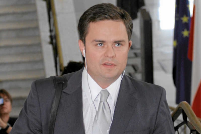 Adam Hofman krytykuje dziennikarzy pijących "sojowe latte", a sam nie ma pojęcia o życiu w "Polsce powiatowej".