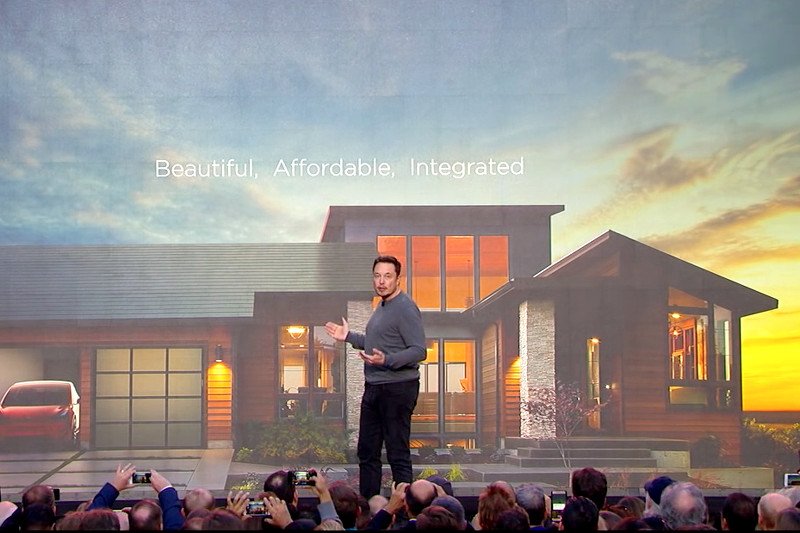 Elon Musk prezentuje solarny dach - najnowszy produkt jego firmy.