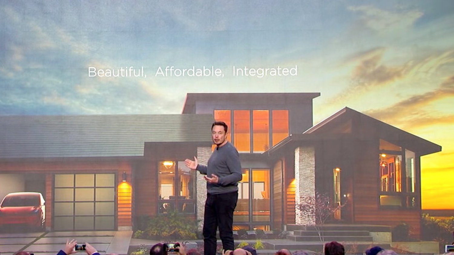 Elon Musk prezentuje solarny dach - najnowszy produkt jego firmy.