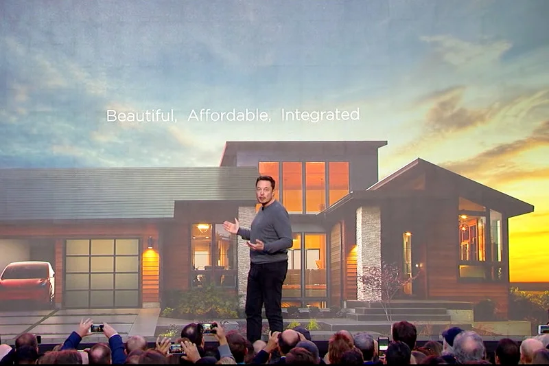 Elon Musk prezentuje solarny dach - najnowszy produkt jego firmy.