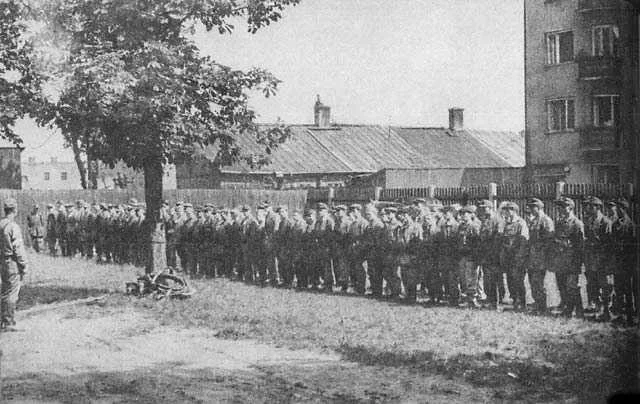 Powstanie warszawskie. Zbiórka kompanii „Zemsta”, powstałej po przemianowaniu oddziału specjalnego 993/W.